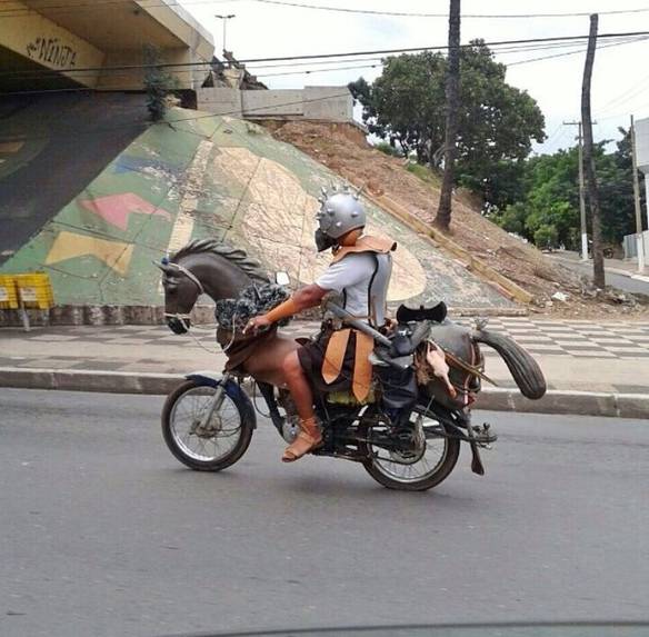 Imagem engraçada Cavaleiro do Trânsito no iPiadas
