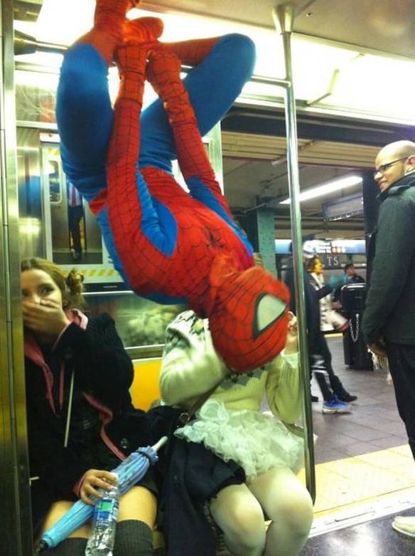 Imagem engraçada Homem Aranha no Transporte Público no iPiadas