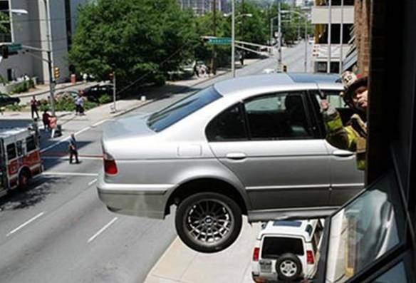 Imagem engraçada Estacionamento Estranho no iPiadas