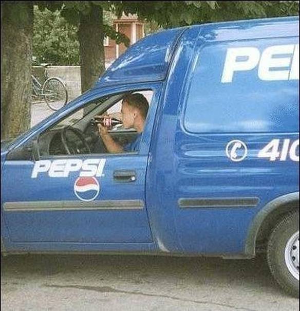 Imagem engraçada Bebendo do Concorrente no iPiadas