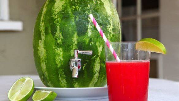Imagem engraçada Comer Melancia é Bom, Mas Tomar o Suco é Melhor no iPiadas