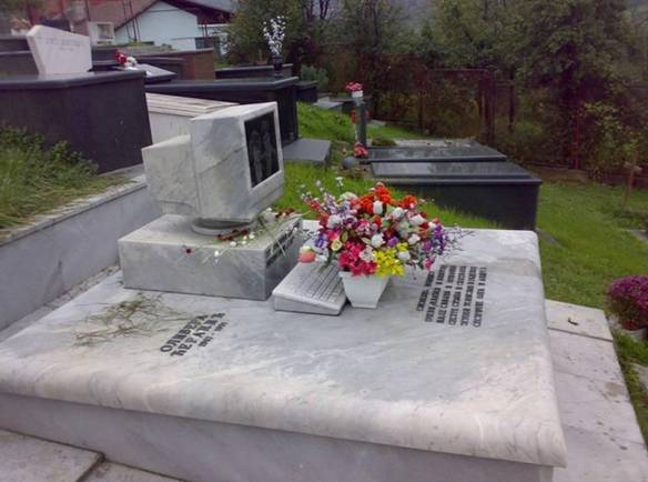 Imagem engraçada Lápide de um Programador no iPiadas
