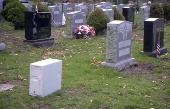 Imagem engraçada Lápide de um Nerd no iPiadas