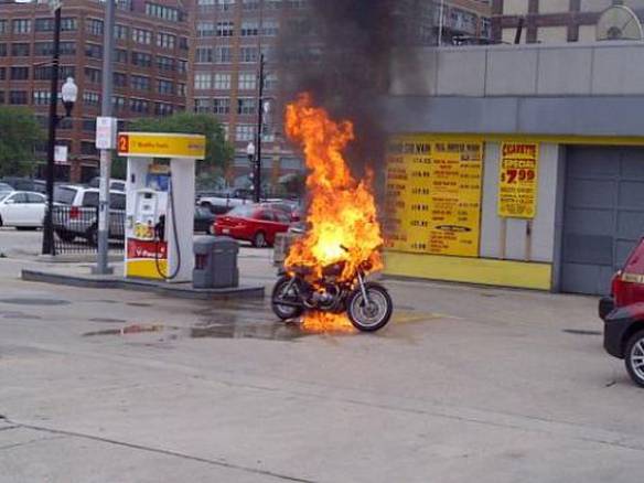 Imagem engraçada Motoqueiro Fantasma Abastecendo a Moto no iPiadas