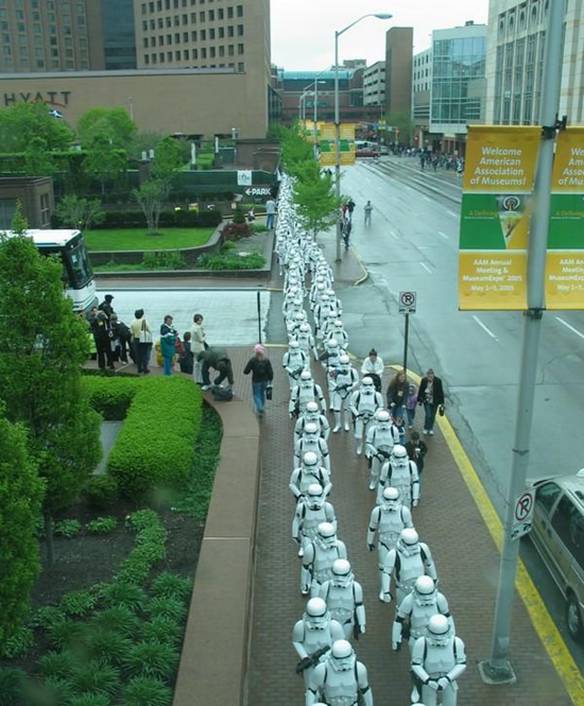Imagem engraçada Invasão de Troopers no iPiadas
