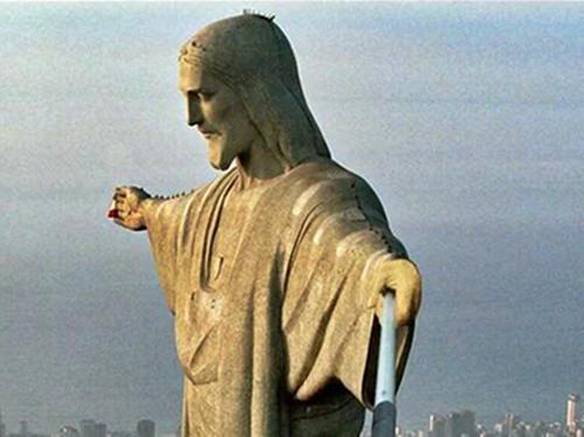 Cristo Se Rende ao Pau de Selfie