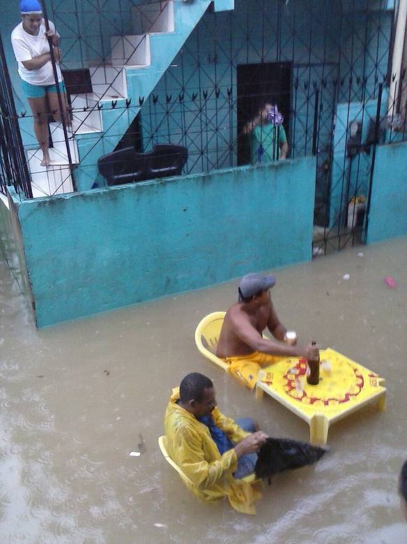Imagem engraçada Nem na Enchente Larga o Copo no iPiadas
