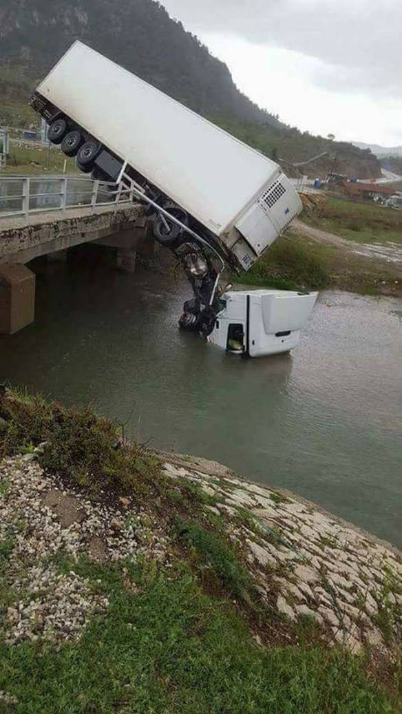 Imagem engraçada Foto Rara de Caminhão Bebendo Água no iPiadas