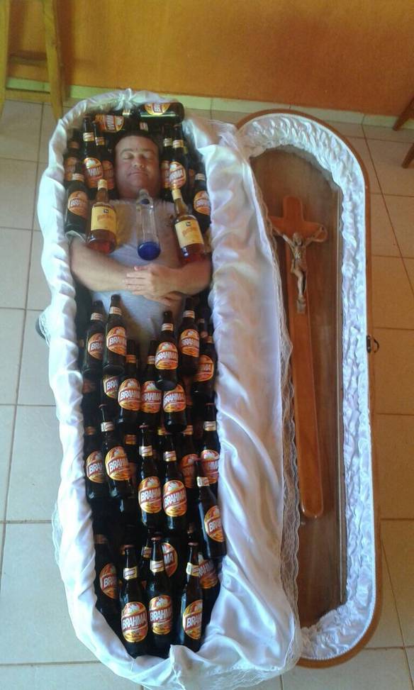 Imagem engraçada Só Bebia Nos Domingos, Mas Para Ele Todo Dia Era Domingo no iPiadas