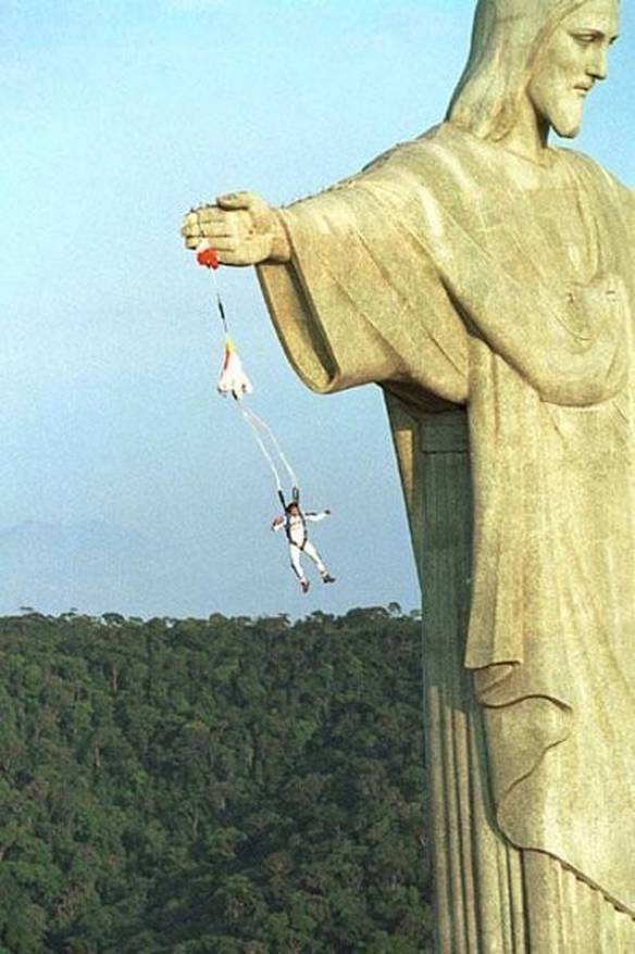 Imagem engraçada Nas Mãos do Cristo no iPiadas