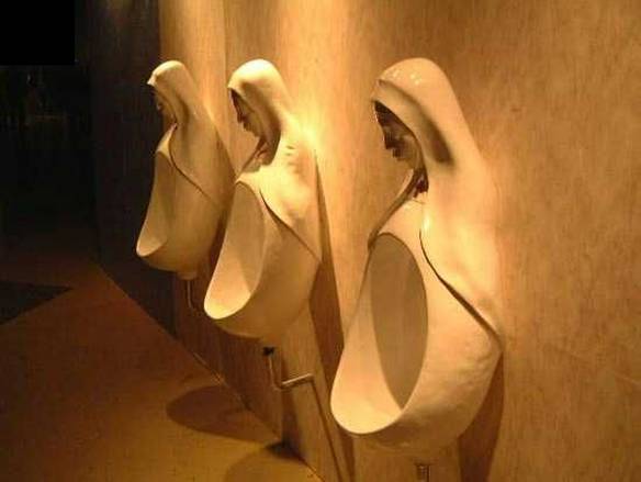 Imagem engraçada Mictórios do Vaticano no iPiadas