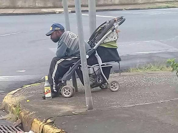 Imagem engraçada Bebê Abandonado com Mamadeira no iPiadas