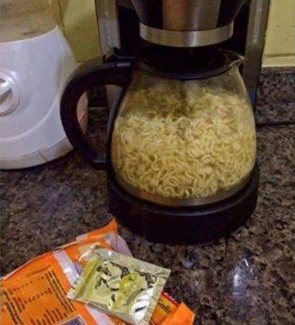 Imagem engraçada Fazendo Miojo De Forma Eficiente no iPiadas